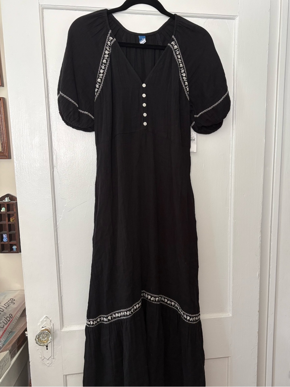 Old Navy linen blend black
Embroidered Maxi Dress S